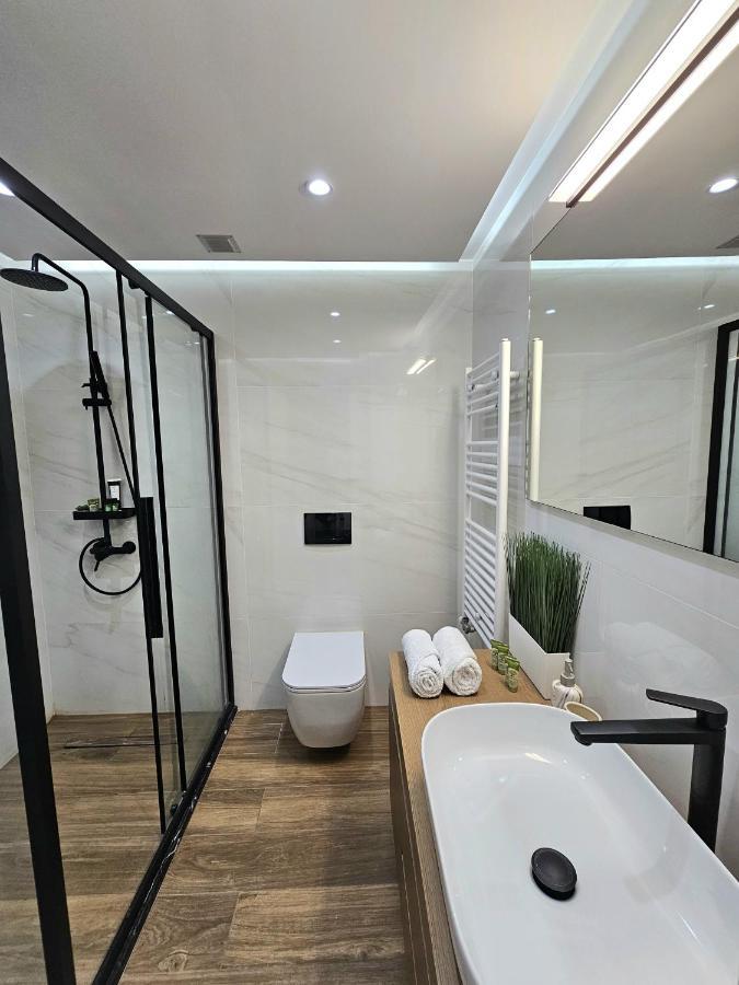Modern Garden View Apt In Voula, Athens - Luxe ภายนอก รูปภาพ