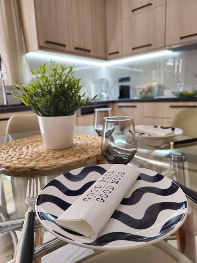 Modern Garden View Apt In Voula, Athens - Luxe ภายนอก รูปภาพ
