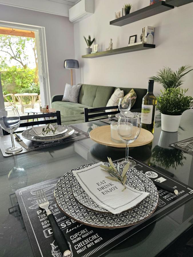 Modern Garden View Apt In Voula, Athens - Luxe ภายนอก รูปภาพ